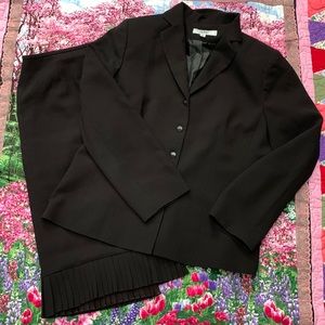 Le Suit 2-Piece Suit Black & Red Polka Dot